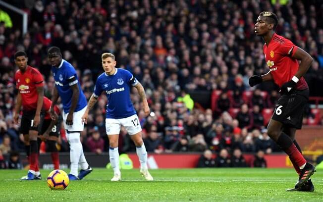O pênalti de Pogba contra o Everton, neste domingo, foi tema de piadas nas redes sociais