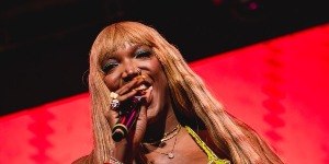 Majur incendeia Madureira com show que celebra Exu e o pop