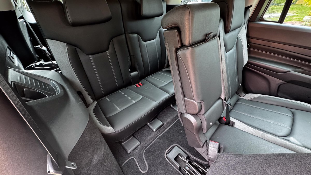 Jeep Commander vai bem ao transitar entre SUVs médios e grandes