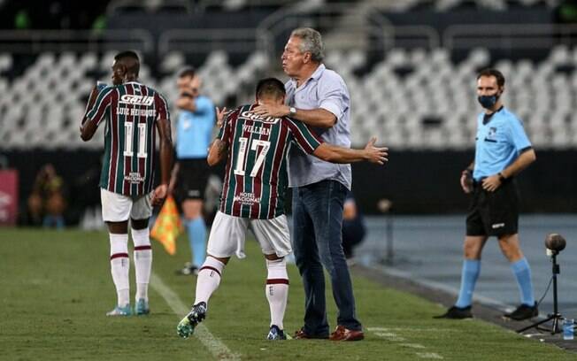 Abel vive noite de críticas e redenção na virada do Fluminense sobre o Botafogo, no Carioca
