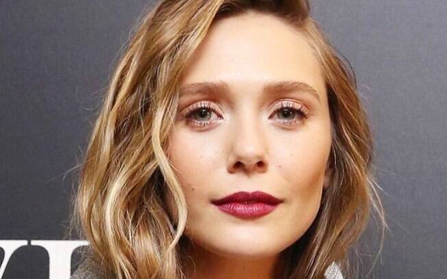 Para copiar o look da atriz Elizabeth Olsen, você pode escolher o batom Spice it Up!, da linha Lipstick da MAC