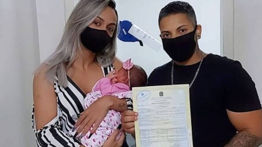 Ellen, Rodrigo, Izabella e a certidão de nascimento da filha, onde os pais tiveram suas identidiades de gênero respeitadas