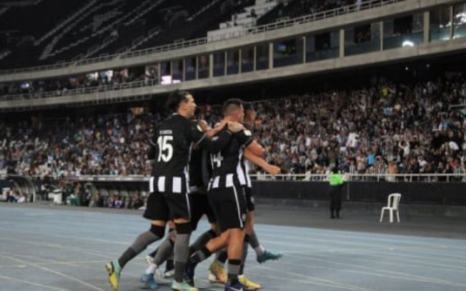 VÍDEO: Torcida do Botafogo faz festa e ilumina estádio em vitória no Brasileirão