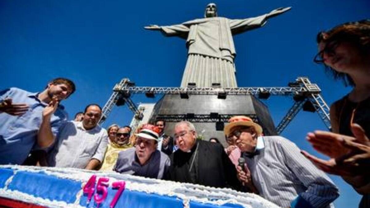 Dia de festa: Paes e dom Orani com o bolo de aniversário do Rio 