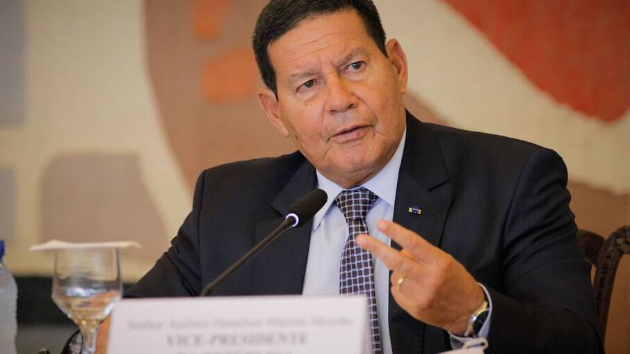 Mourão participa de cúpula com países da Amazônia e pede união contra pressão