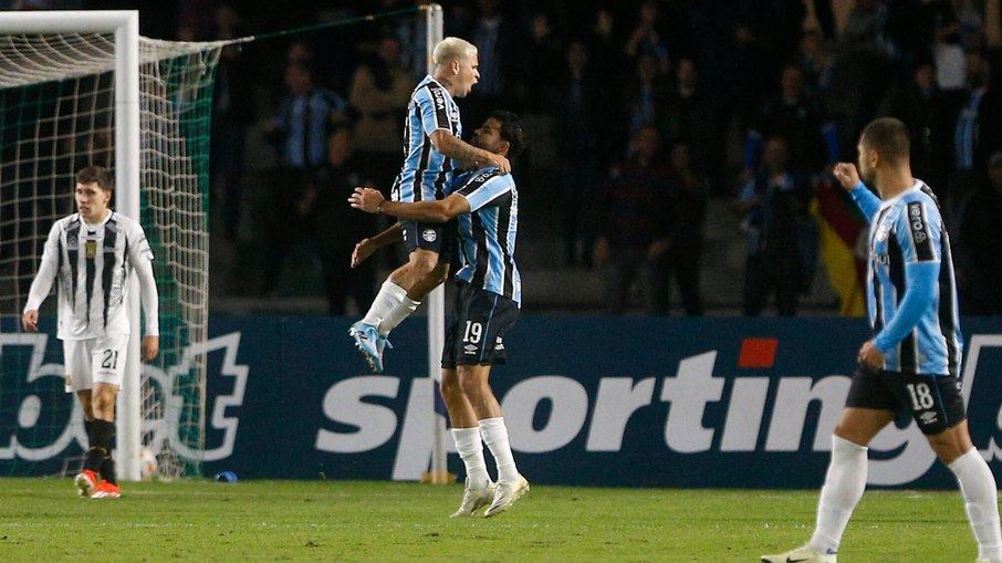 Grêmio goleia The Strongest na volta aos gramados após tragédia no Sul