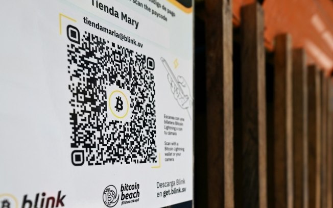 Cartaz promovendo as transações por bitcoin em uma loja na praia El Zonte, em El Salvador, em 16 de março de 2024