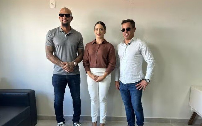 Felipe Melo e Renato Valentim, representantes do Boston City FC, e Laila Póvoa, presidente do Americano