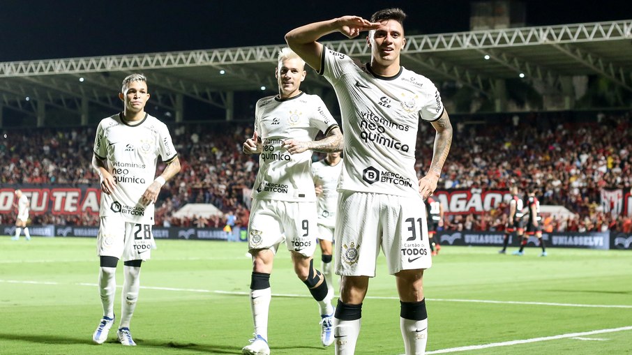 Mantuan marcou o gol da vitória do Corinthians sobre o Atlético-GO