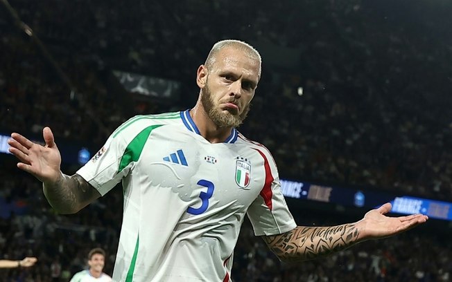 O zagueiro italiano Federico Dimarco comemora o primeiro gol de sua seleção contra a França na primeira rodada da Liga das Nações do Grupo A2, no dia 6 de setembro de 2024, em Paris O zagueiro italiano Federico Dimarco comemora o primeiro gol de sua seleção contra a França na primeira rodada da Liga das Nações do Grupo A2, no dia 6 de setembro de 2024, em Paris