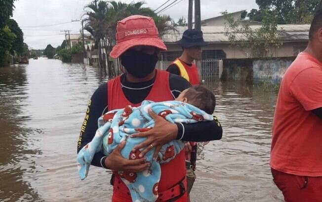 Aluno-cabo Leandro Simões resgatou bebê de quatro meses durante enchente no Acre, na semana passada