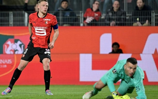 O capitão Adrien Truffert superou Anthony Lopes e abriu o placar para o Rennes contra o Nantes no Roazhon Park em 18 de abril de 2025 O capitão Adrien Truffert superou Anthony Lopes e abriu o placar para o Rennes contra o Nantes no Roazhon Park em 18 de abril de 2025