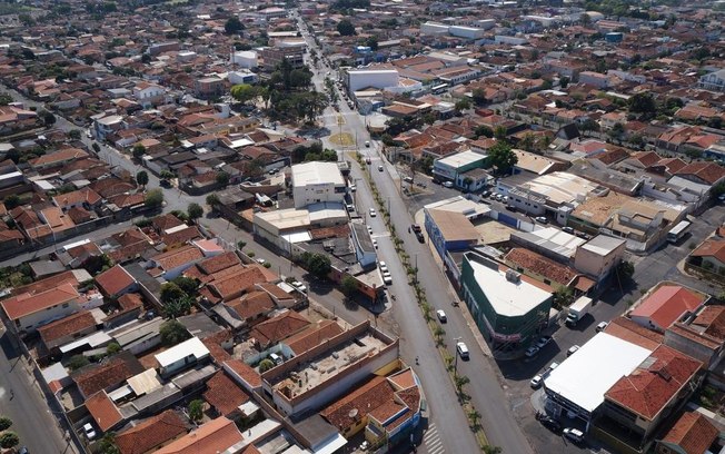 Chuva forte e vento atingem Américo Brasiliense nesta sexta