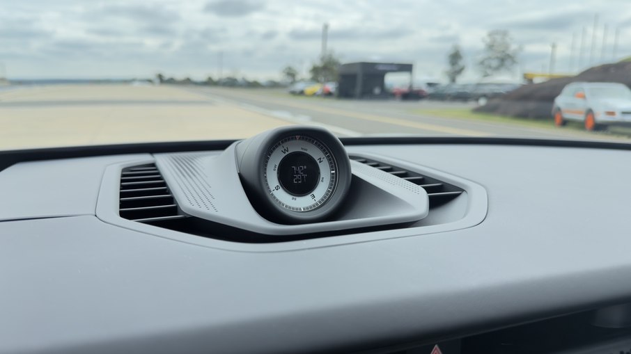 Relógio Sport Chrono aparece no topo do painel e reforça a proposta esportiva do SUV elétrico