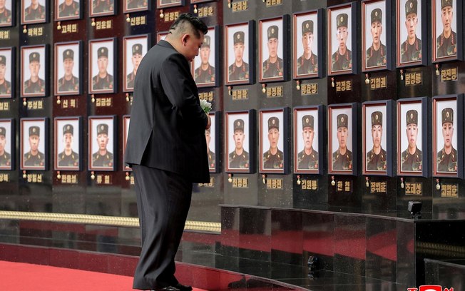 Programas de notícia norte-coreanos reproduziram à exaustão imagens de Kim Jong-un curvando a cabeça diante de retratos de soldados mortos