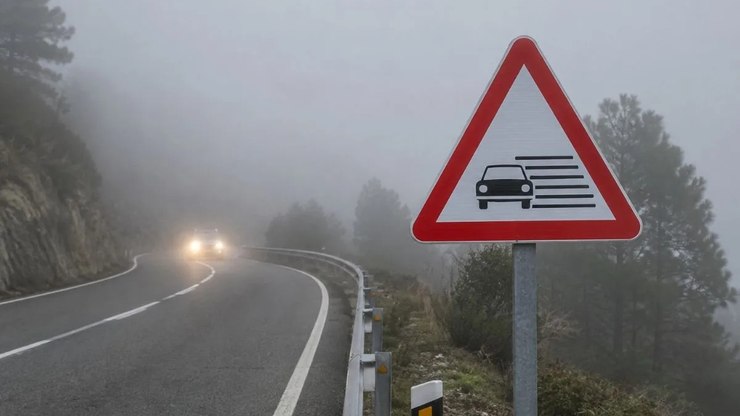 Placa%20com%20carro%20coberto%20por%20listras%3A%20saiba%20o%20que%20significa