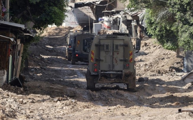 Veículos militares israelenses circulam durante operação no campo de refugiados palestinos de Tulkarem, na Cisjordânia ocupada, em 23 de julho de 2024 Veículos militares israelenses circulam durante operação no campo de refugiados palestinos de Tulkarem, na Cisjordânia ocupada, em 23 de julho de 2024