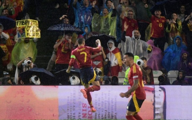 O atacante espanhol Álvaro Morata comemora após marcar o segundo gol de sua seleção contra a Sérvia