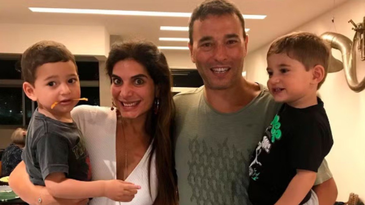 André Rizek e Andréia Sadi com os filhos