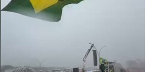Vídeo mostra momento em que raio atinge caminhada em Brasília