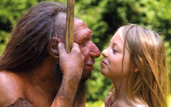 Menina encara estátua de neandertal em museu na Alemanha; encontro entre hominídeos pode ter sido comum