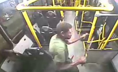 Vídeo: motorista de ônibus é agredida com cano na véspera de Natal