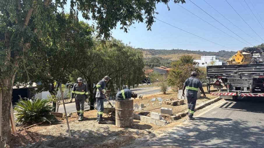 Funcionários durante construção de rampa de acessibilidade em Valinhos Funcionários durante construção de rampa de acessibilidade em Valinhos
