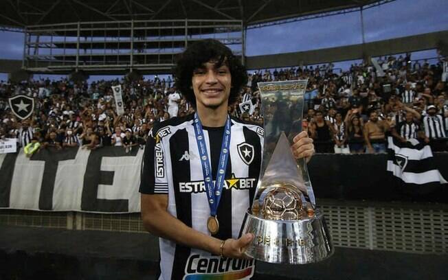 Passou, tá? Atacante do Botafogo de 17 anos comemora sucesso na escola: 'Ano que vem é facul'