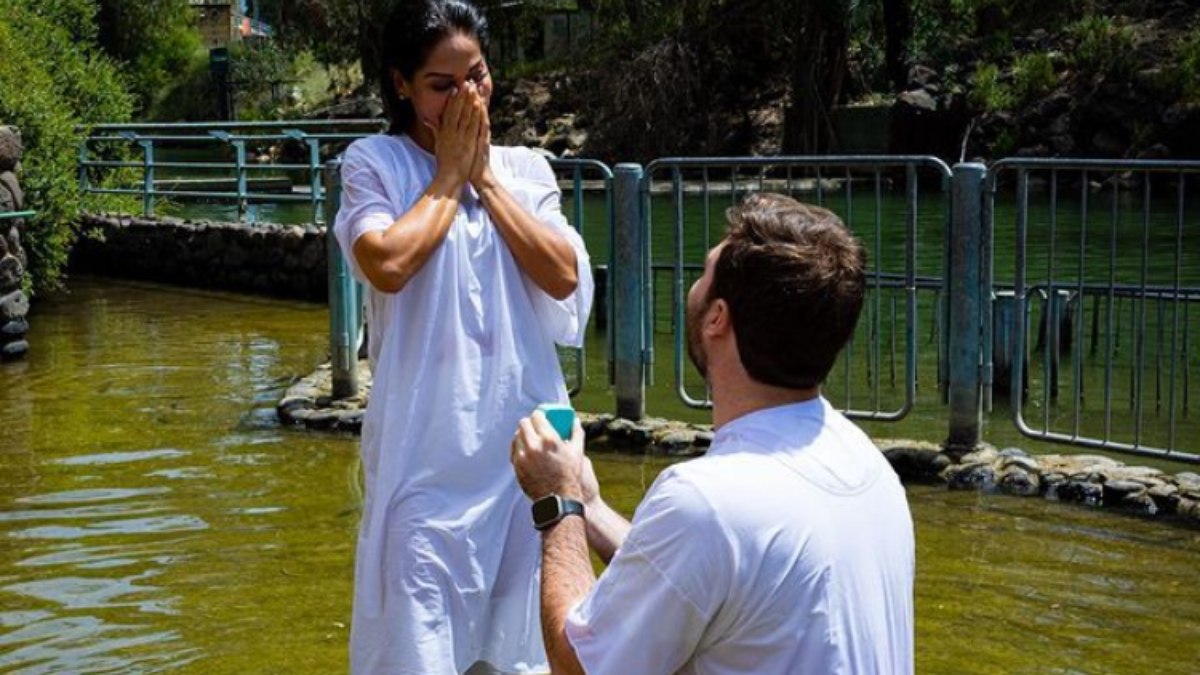 Maíra Cardi é pedida em casamento por Thiago Nigro