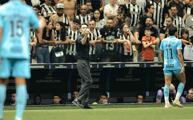 Barba orientando os jogadores do Galo 