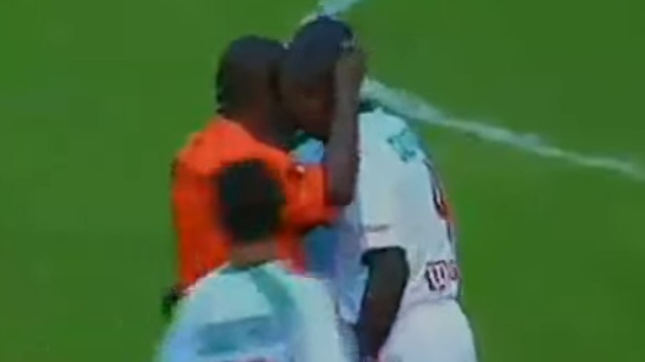 Cleberson beija árbitro Ubiraci em Botafogo x Cabofriense no Carioca de 2007