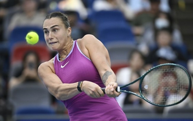 A tenista bielorrussa Aryna Sabalenka acerta a bola nas quartas de final do Torneio de Wuhan contra a polonesa Magdalena Frech, nesta sexta-feira, 11 de outubro.