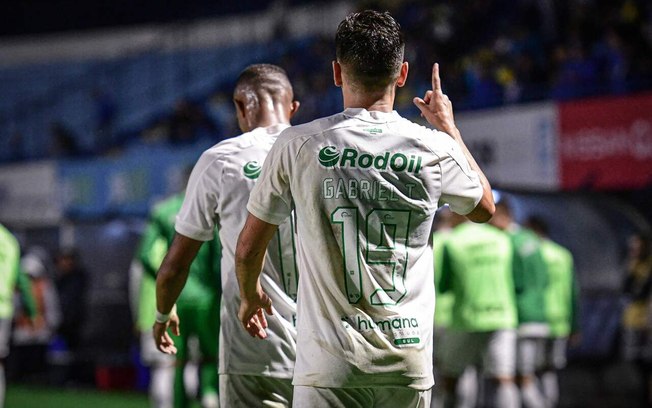 Gabriel Taliari comemora o gol que definiu o placar a favor do Juventude