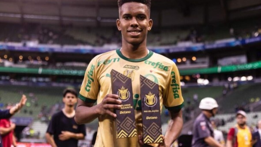 Estêvão foi eleito a revelação e o melhor atacante do Brasileirão de 2024 Estêvão foi eleito a revelação e o melhor atacante do Brasileirão de 2024