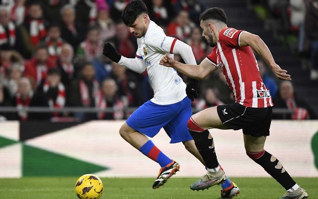 João Cancelo leva o Barcelona (de branco) ao ataque. Mas Benat Prados (do Bilbao) nao desgarra do lateral rival  -