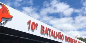 Bebê tem rosto ferido por soda cáustica durante preparo de sabão