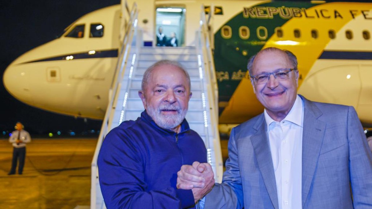 Alckmin acompanha embarque de Lula para a Europa e assume presidência