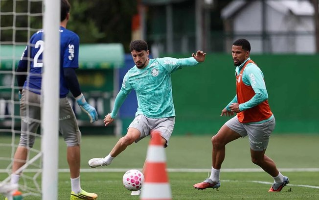 Vitor Roque durante treinamento do Palmeiras nesta segunda-feira (26)