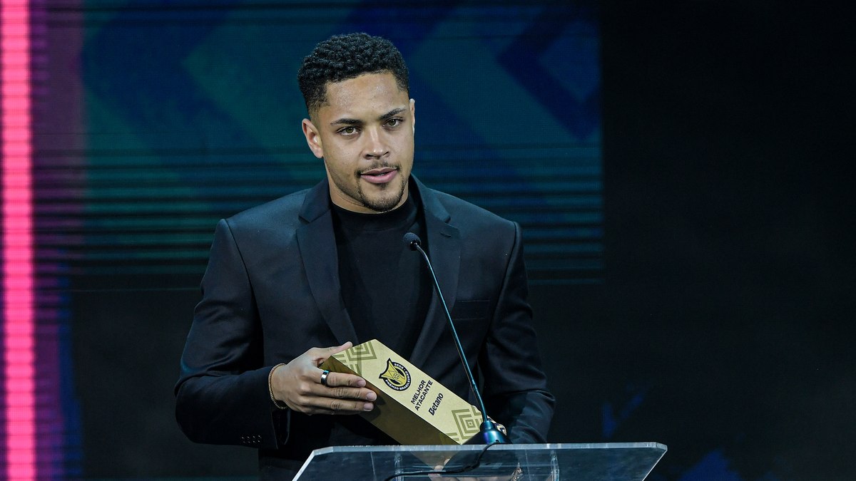 Vitor Roque recebe premiação da CBF Vitor Roque recebe premiação da CBF