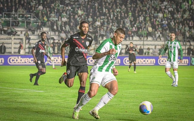 Jogadores de Juventude e Atlético-GO em disputa de bola no Brasileirão - Foto: Nathan Bizotto/ECJ