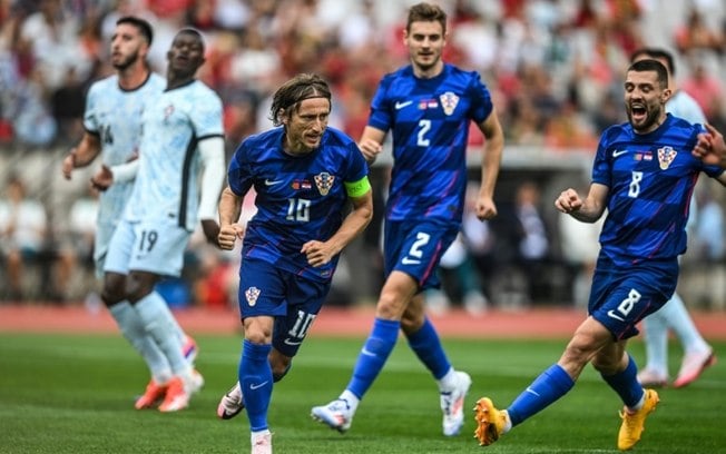 Luka Modric comemora após marcar na vitória da Croácia por 2 a 1 sobre Portugal em amistoso disputado neste sábado