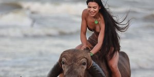 Quem é Lia Mendonça, influencer criticada por assar búfalo
