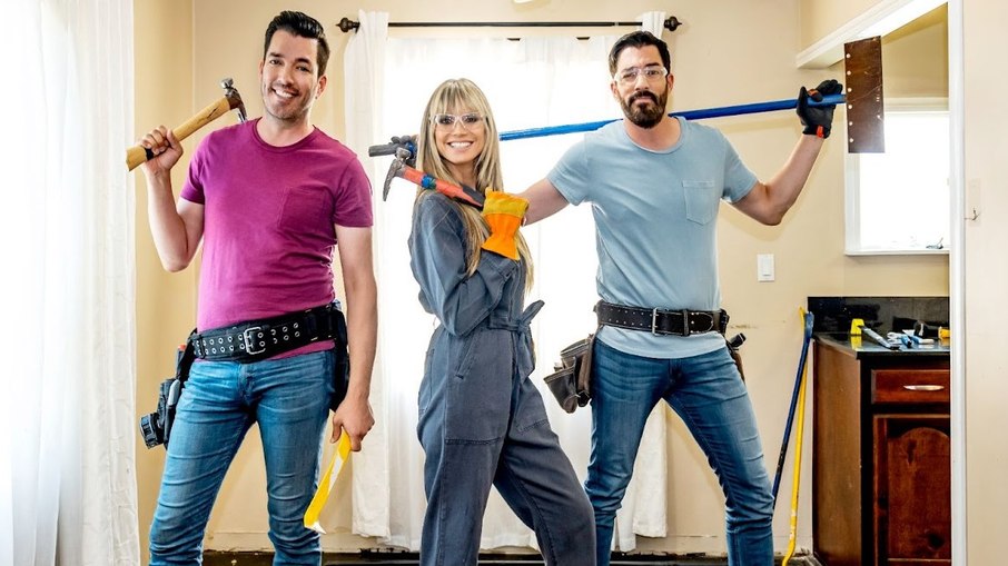 Os gêmeos Drew e Jonathan Scott ao lado de Heidi Klum em nova temporada de reality