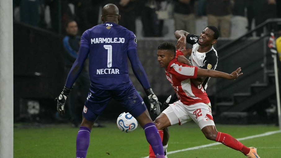 Vitória sobre o Santa Fe isolou o Corinthians na ponta do Grupo E