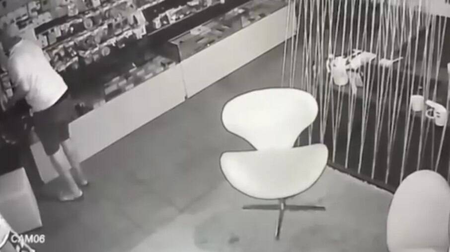 Vídeo mostra homem pegando itens da loja.