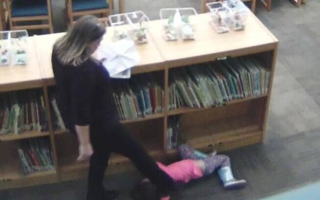 Imagens de uma câmera de segurança mostram a professora puxando e depois chutando aluna de cinco anos
