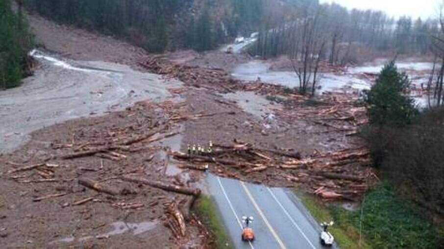 Fortes chuvas no Canadá causaram vários deslizamentos de terra