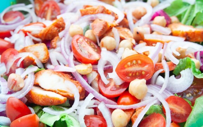Saladas completas: 11 receitas que funcionam como refeições inteiras