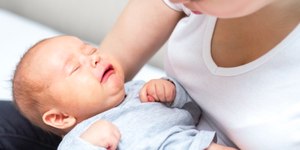 Cólicas em bebês: Por que elas ocorrem e como aliviar este incômodo?