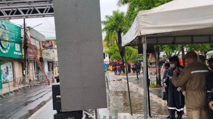 Duas pessoas morrem após choque durante montagem de corrida